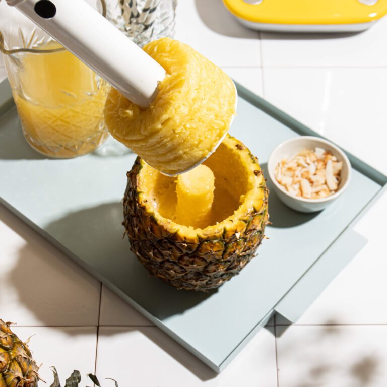 Frozen piña colada bowl met gebakken ananas