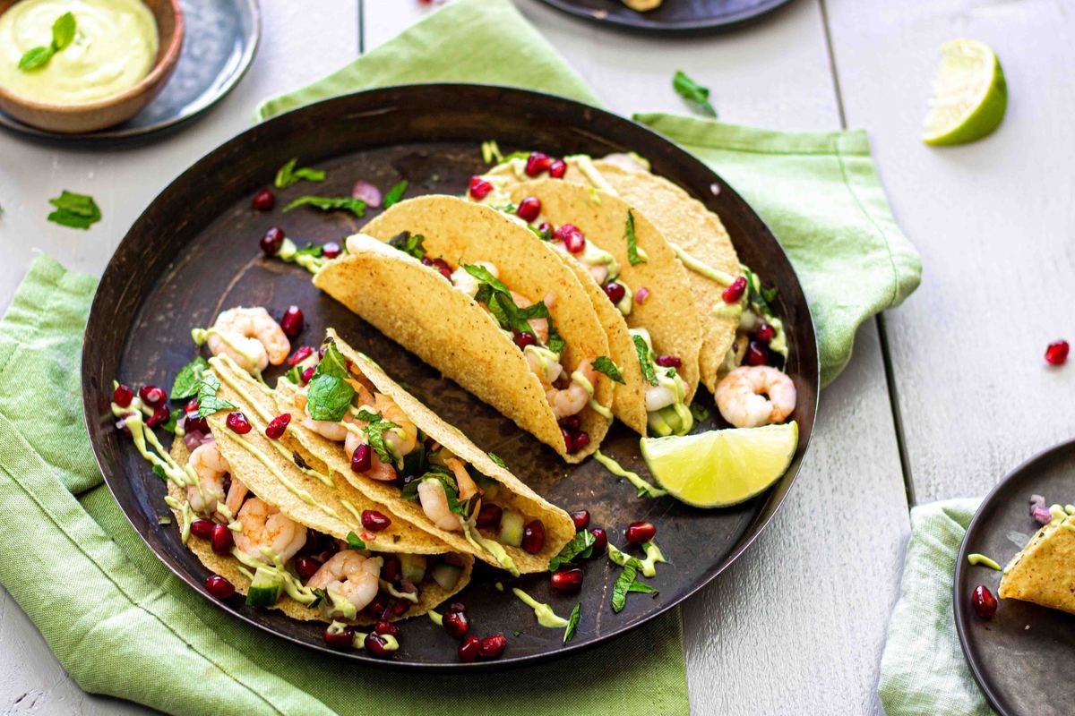 Knapperige Tacos Met Garnalen En Granaatappelsalsa