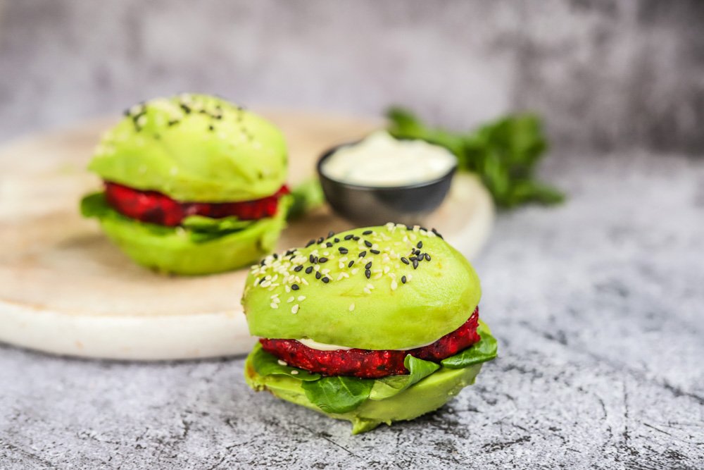 Vegetarische avocado bun met bietenburger