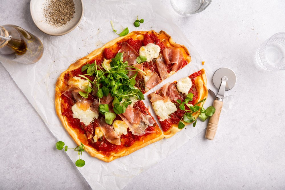 Pizza prosciutto met zelfgemaakte rozemarijn-knoflookolie