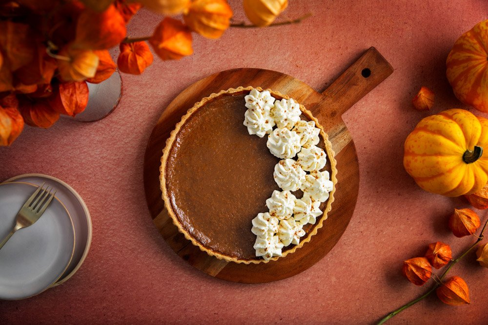 Pumpkin pie is een klassiek Amerikaans recept voor in de herfst en vroege winter. Voor de vegan slagroom zet je de kokosmelk 24 uur van tevoren in de koelkast. Een goede voorbereiding is het halve werk.