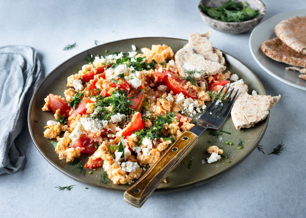 Strapatsada: traditioneel Grieks eiergerecht met tomaten en feta