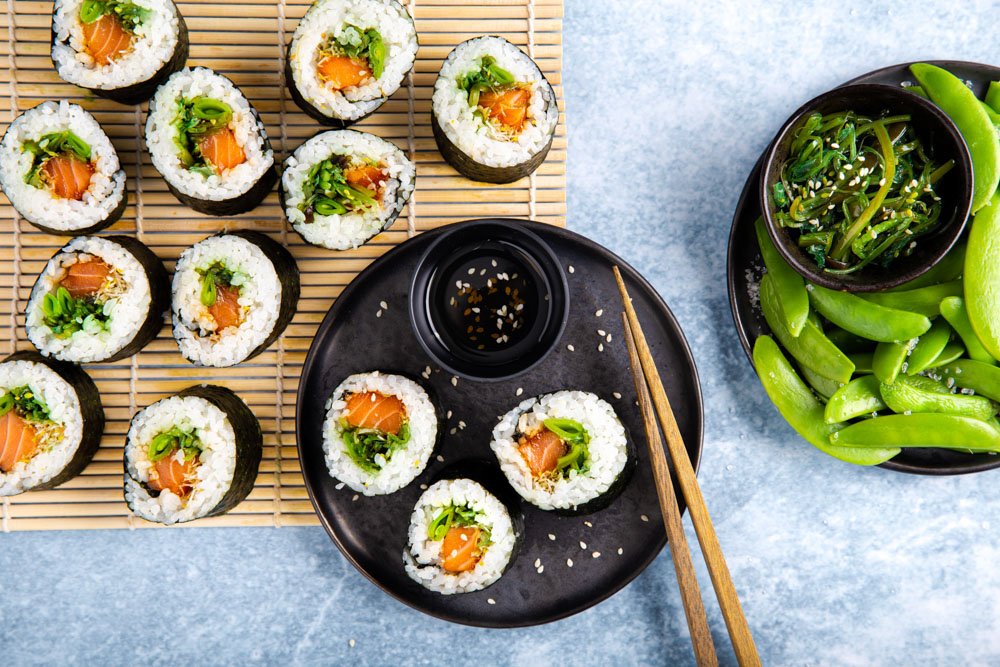 Sushi met gemarineerde zalm en sugar snaps