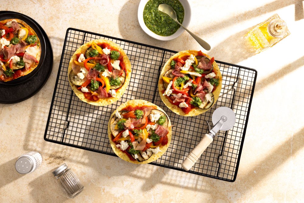 Tortilla pizza met gegrilde groenten, verse pesto en mozzarella
