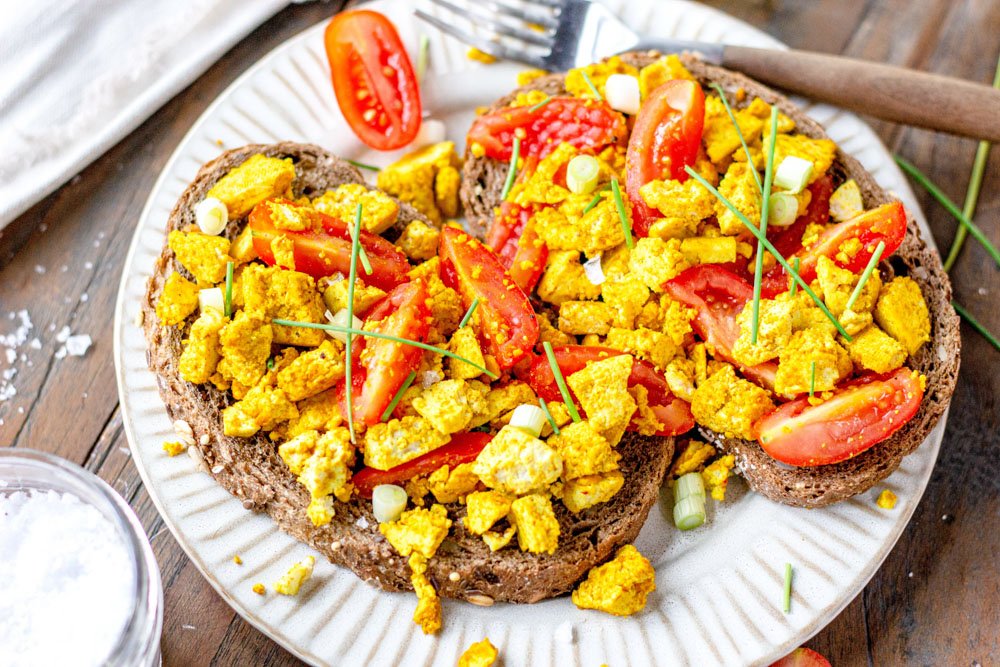 Vegan scrambled ‘eggs’ van tofu met kurkuma en kerrie