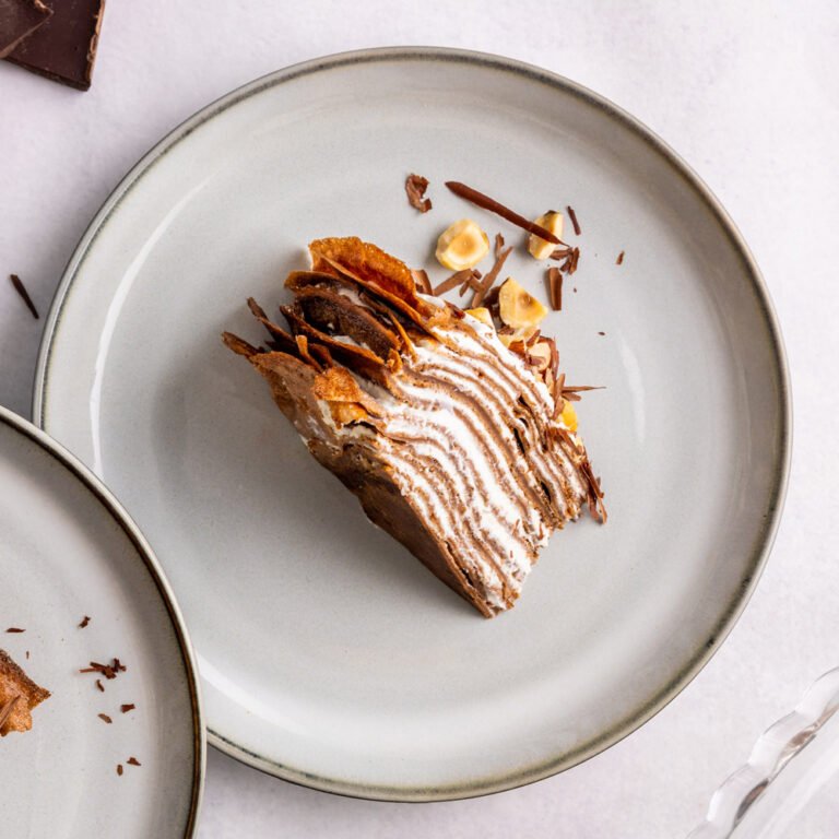 Chocolade crêpes-taart met kokosyoghurt