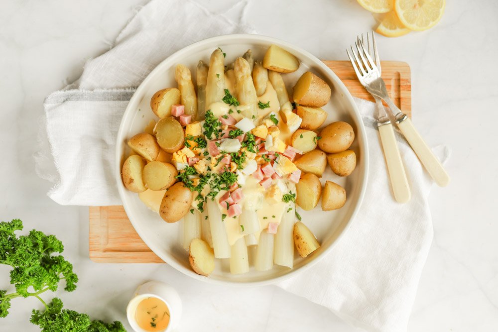 Witte asperges met Hollandaisesaus, aardappeltjes, ei en ham