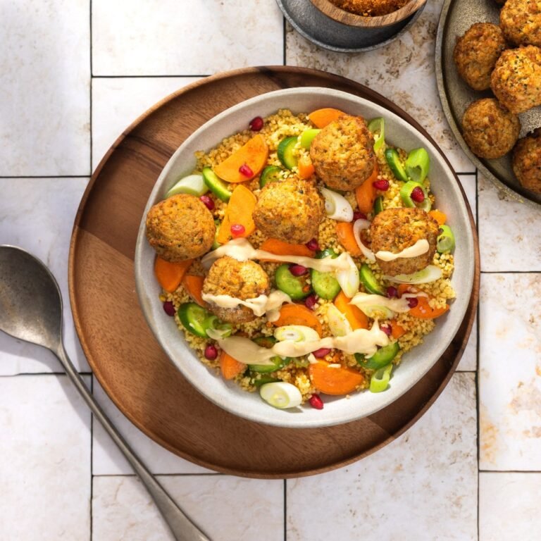 Couscous met falafel en tahindressing
