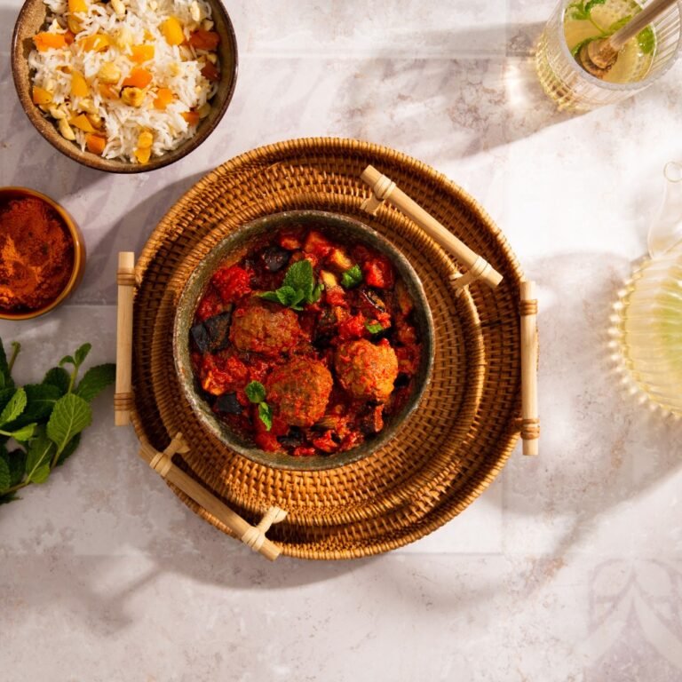 Marokkaanse rijst met gehaktballen en aubergine in tomatensaus