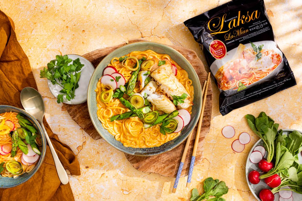 Singapore Laksa Noodles Met Kabeljauw En Groene Asperge - met packshot
