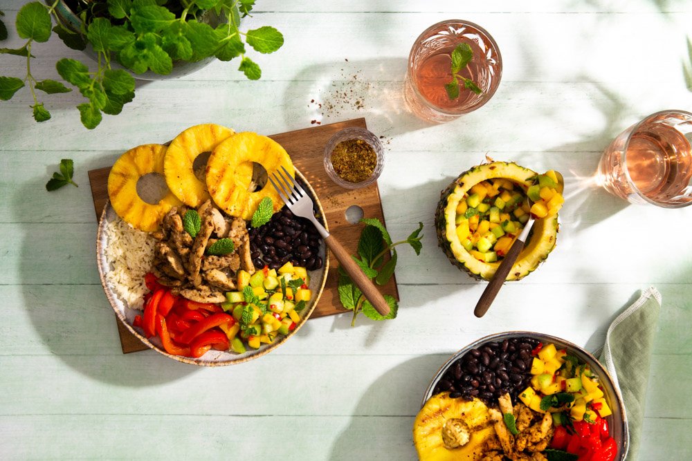 Caribische bowl met gegrilde ananas en vega Jamaican kip