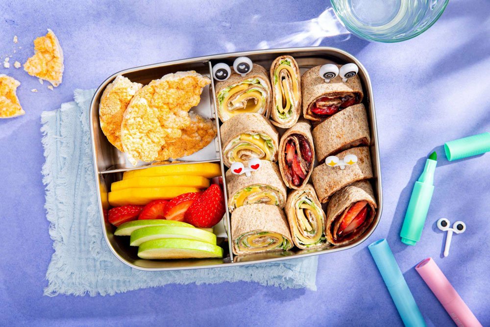 Lunchbox Met wraprolletjes, Regenboogfruit En Mini Snack A Jacks Cheese