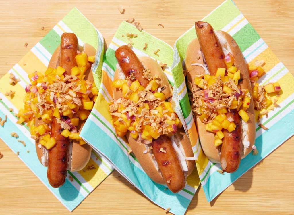 BBQ-hotdogs met mangosalsa en coleslaw