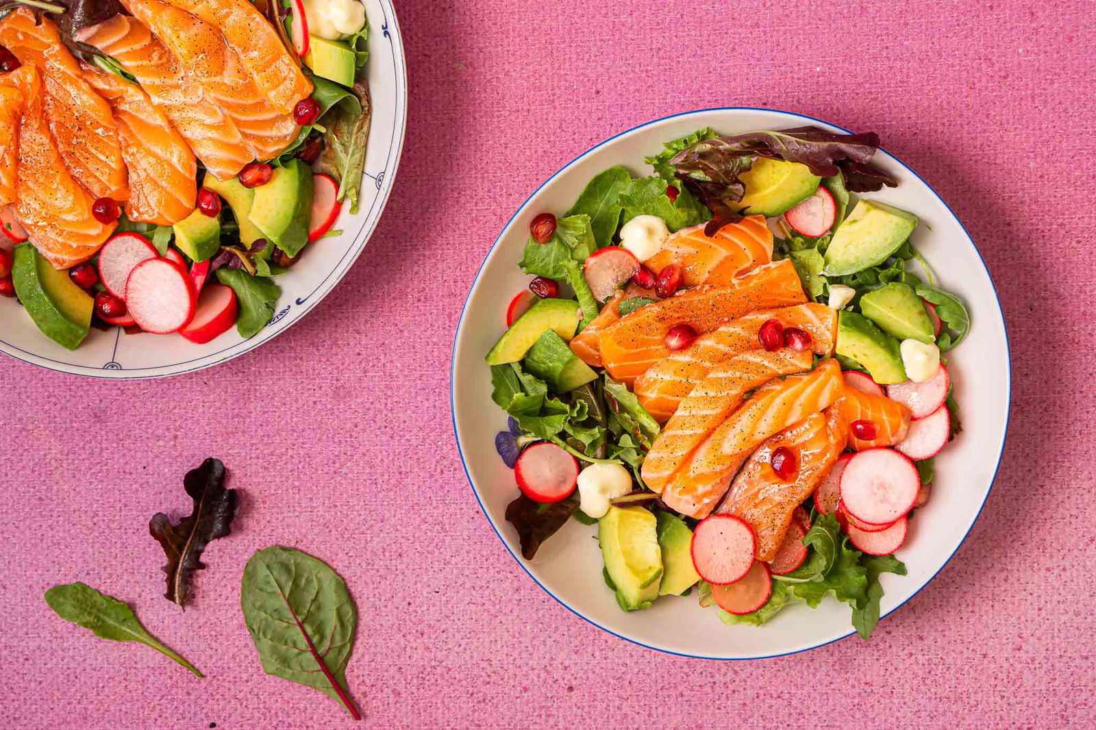 Frisse salade met gin tonic zalm, avocado en granaatappel