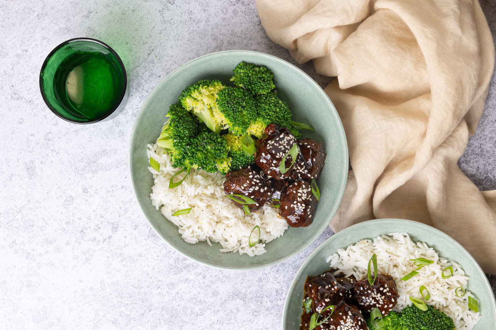 Sticky gehaktballen met broccoli en gember