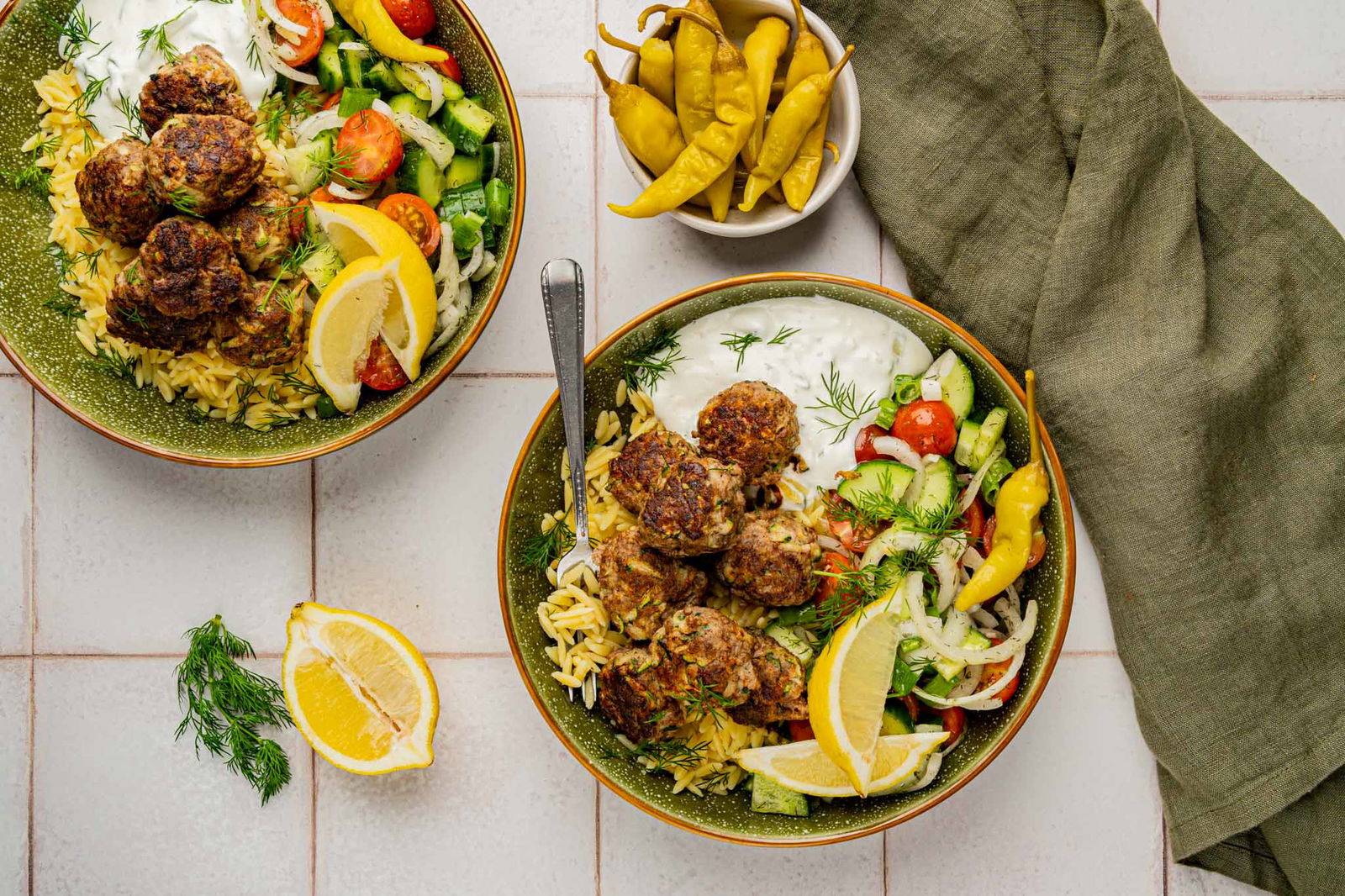 Courgette gehaktballetjes met orzo en griekse salade