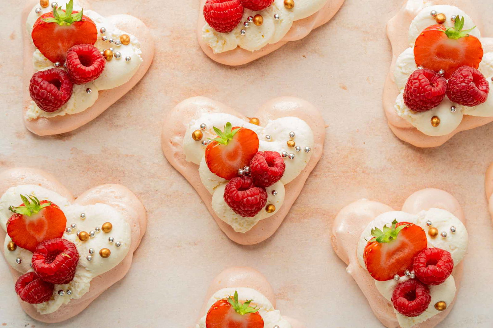 Meringue Hartjes Met Rood Fruit