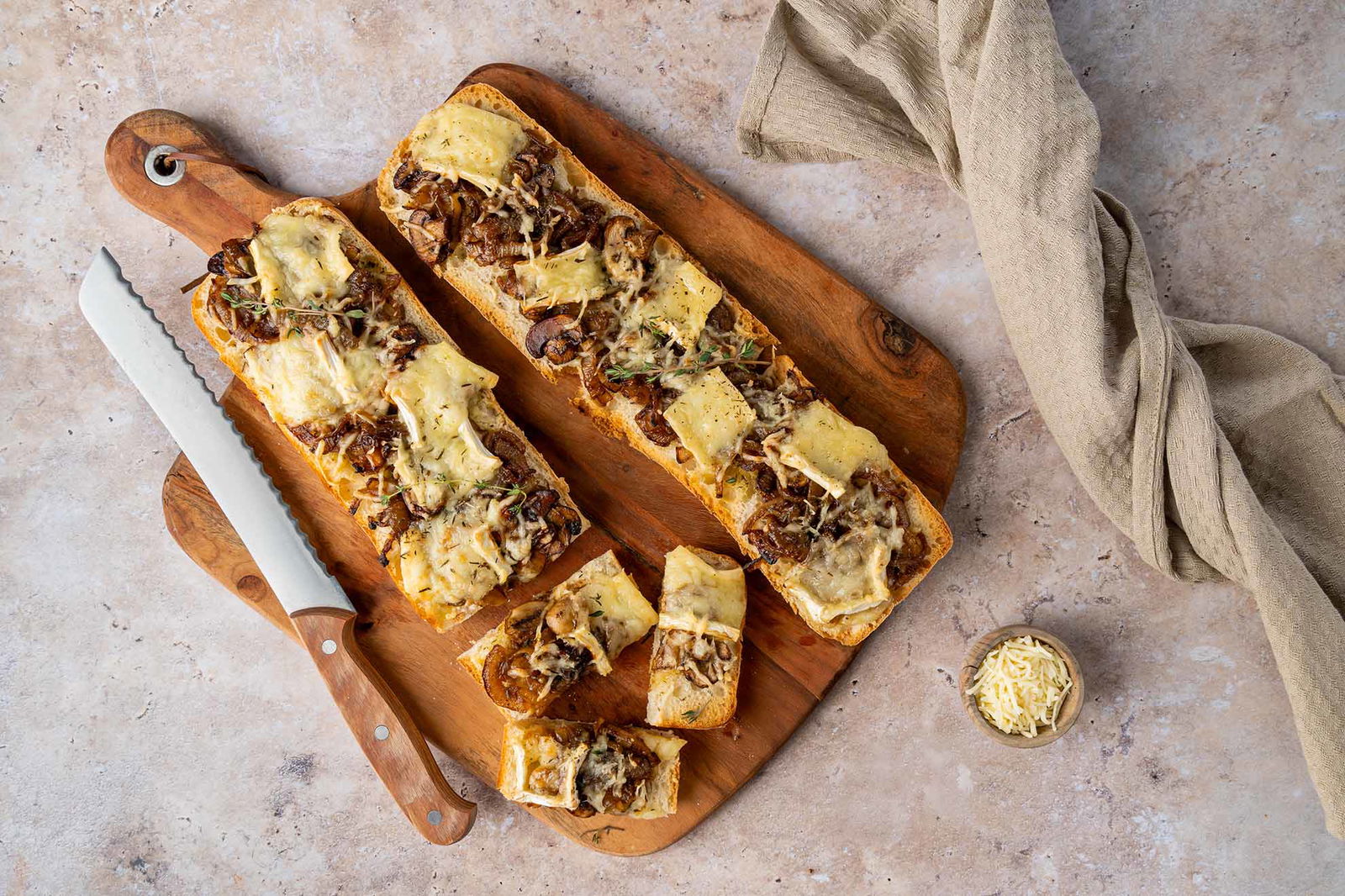 Ciabatta Met Gekarameliseerde Ui, Champignons En Brie