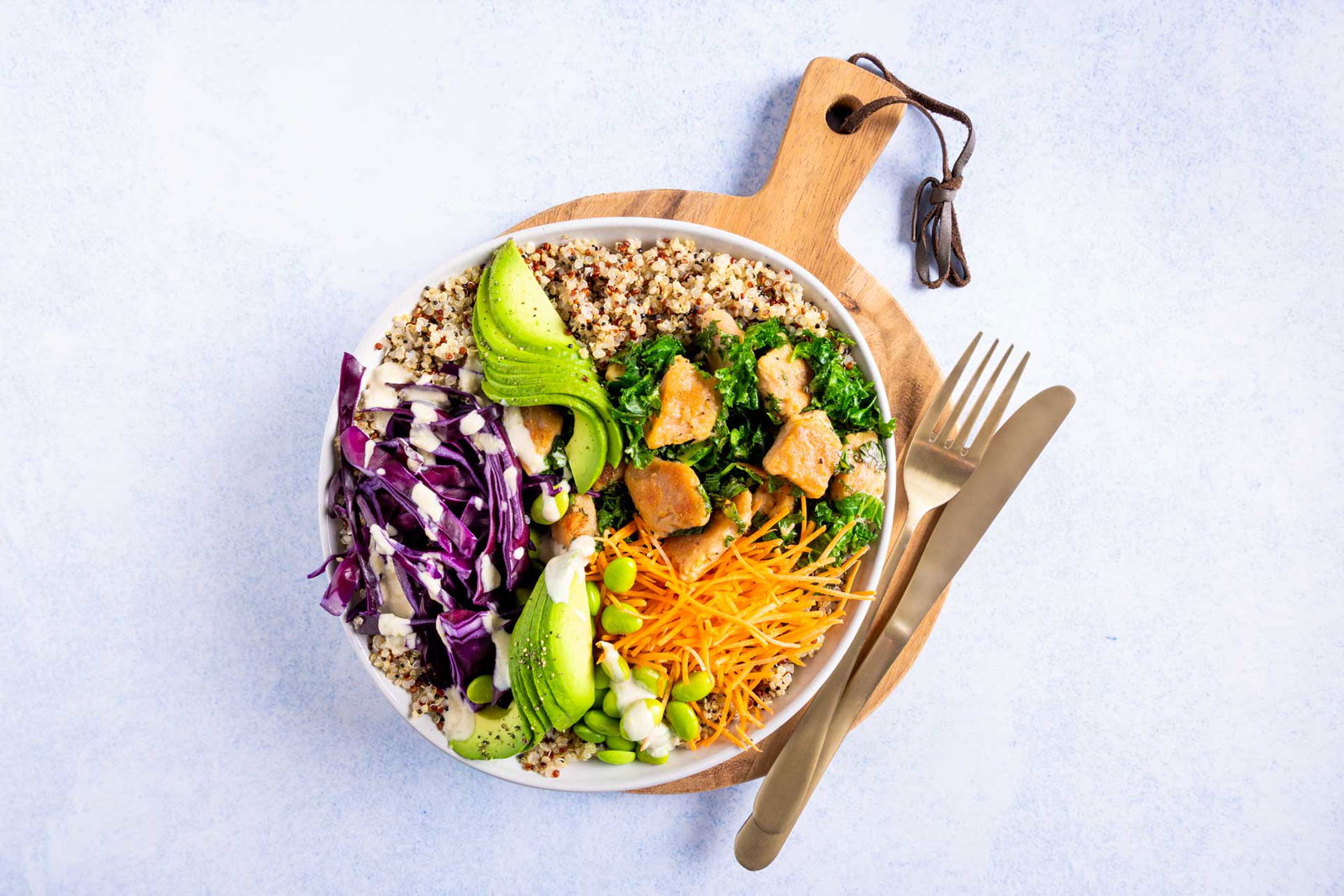 Vegetarische Buddha Bowl Met Kipstuckjes