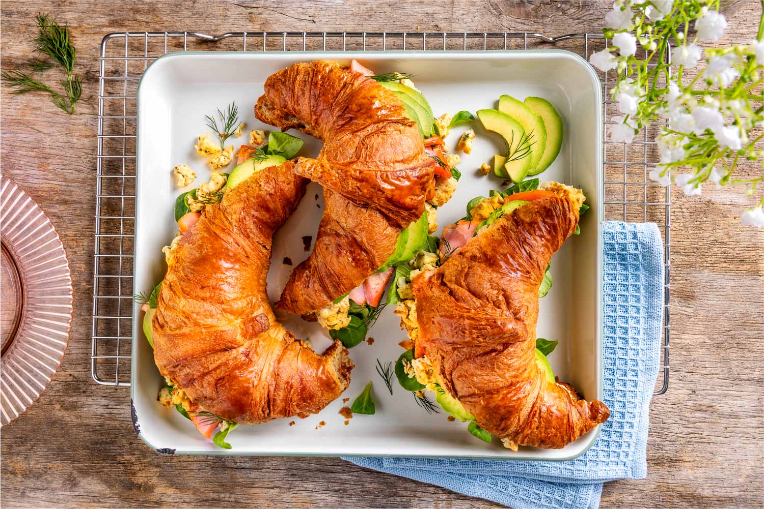 WSM Omelet Breakfast Croissant Met Roerei En Gerookte Zalm 02